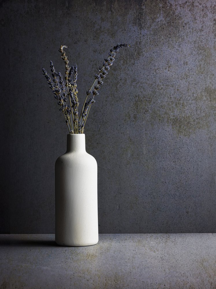 Minimalistisches Lavendel-Stillleben von Rob Ryan