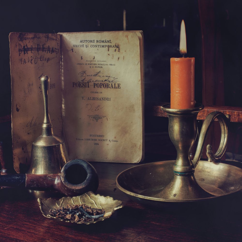 Vintage Buch und Kerze von Rucsandra Silvia Calin