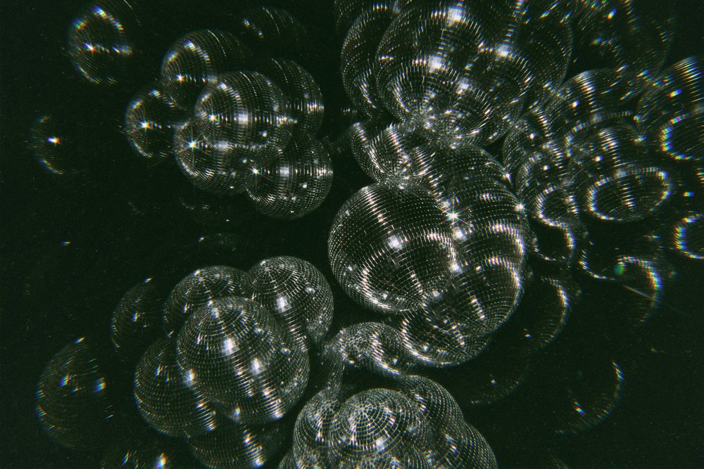 Funkelnde Discokugeln von Samantha Hearn