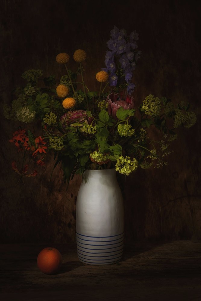 Dunkles Blumenstillleben von Saskia Dingemans