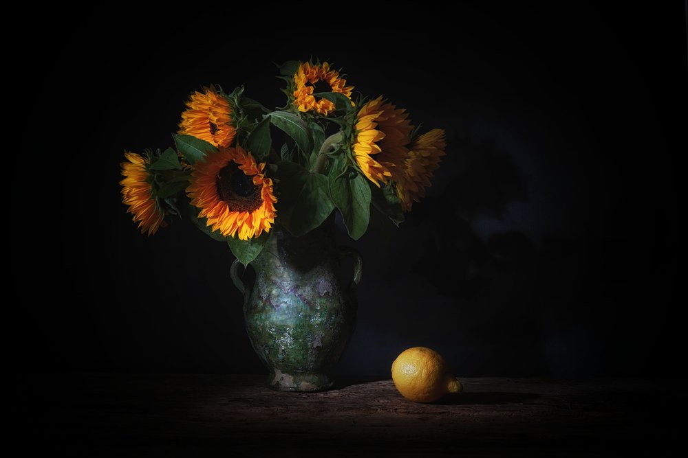 Dramatische Sonnenblumen und Zitrone von Saskia Dingemans