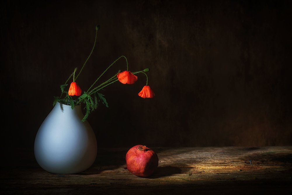 Stimmungsvolle Mohnblumen und Granatapfel von Saskia Dingemans
