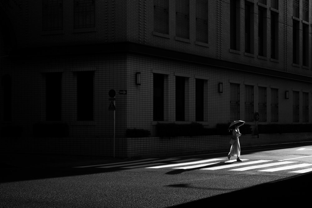 Stadtüberquerung Schatten von Satoshi Hata