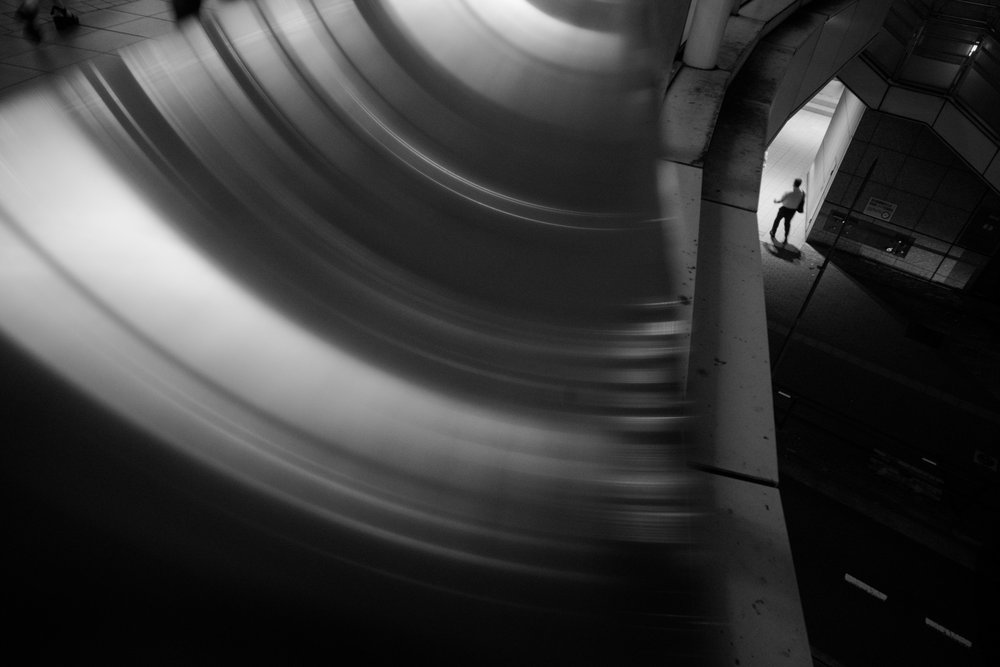 Gekrümmte Tunnelfigur von Satoshi Hata