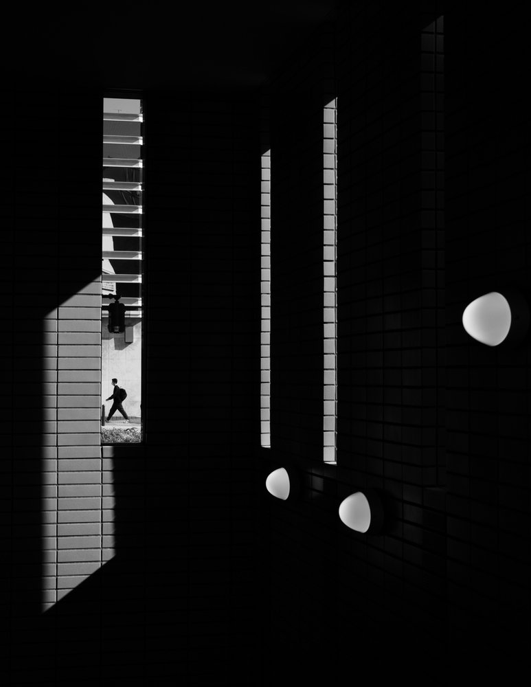 Mann im Schatten und Licht von Satoshi Hata