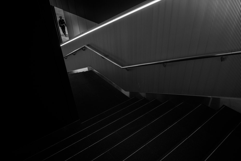 Mann auf modernen Treppen von Satoshi Hata
