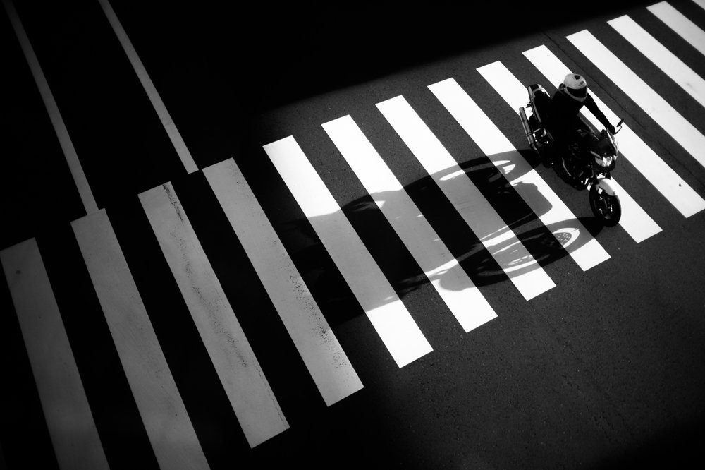 Motorrad auf Zebrastreifen von Satoshi Hata