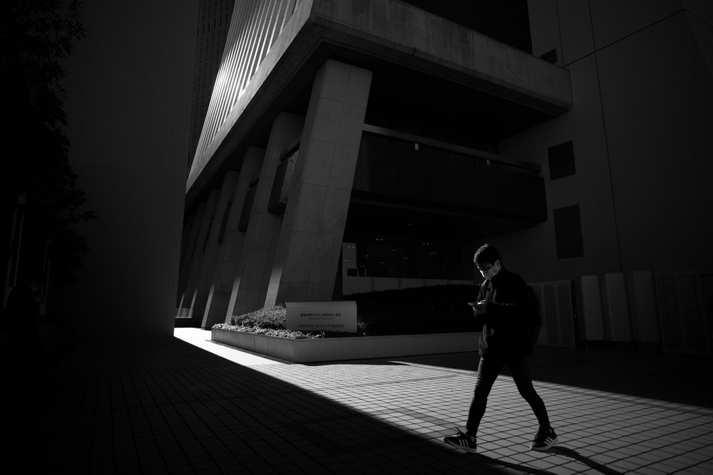 Städtischer Pfad im Licht von Satoshi Hata