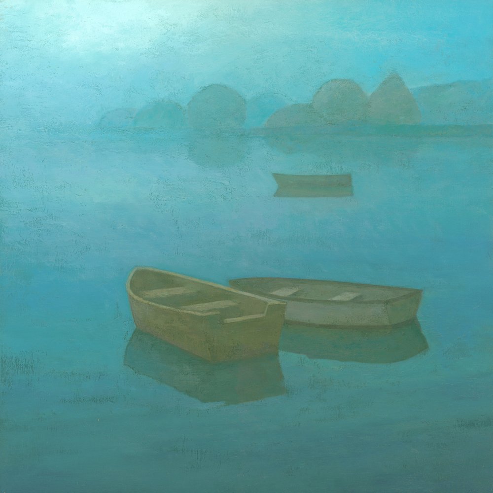 Nebliger blauer See mit Booten von Steve Mitchell