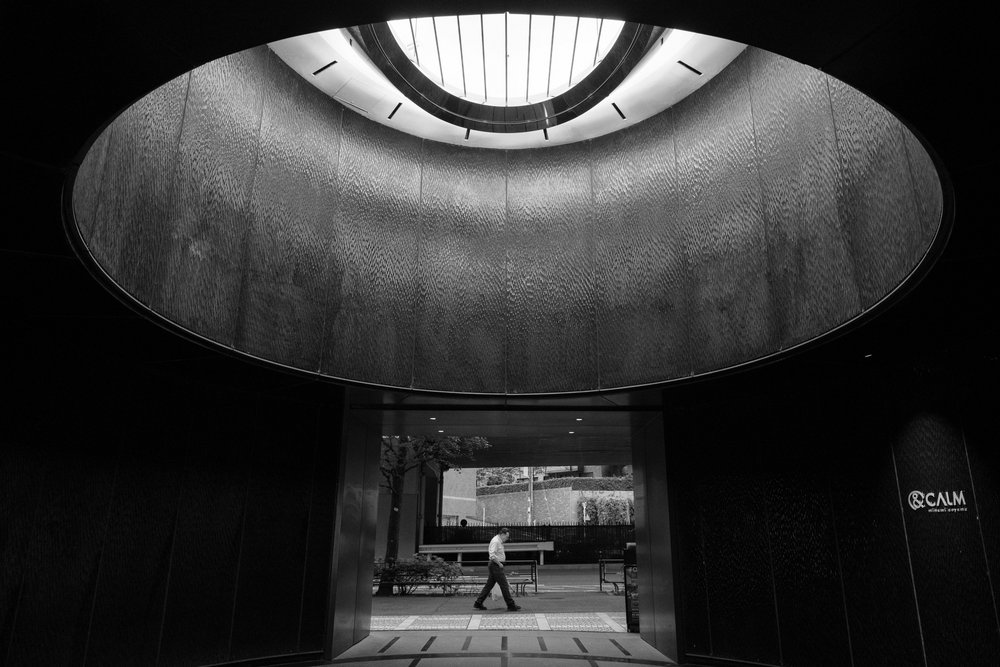 Einsamer Spaziergang Moderne Architektur von Takumi Hiura