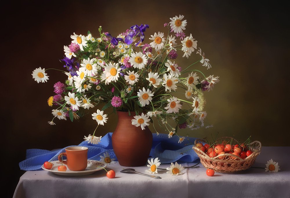 Gänseblümchen und Kirschen-Stillleben von Tatyana Skorokhod