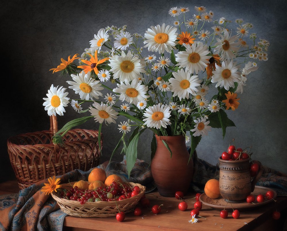 Gänseblümchen und Sommerfrüchte von Tatyana Skorokhod