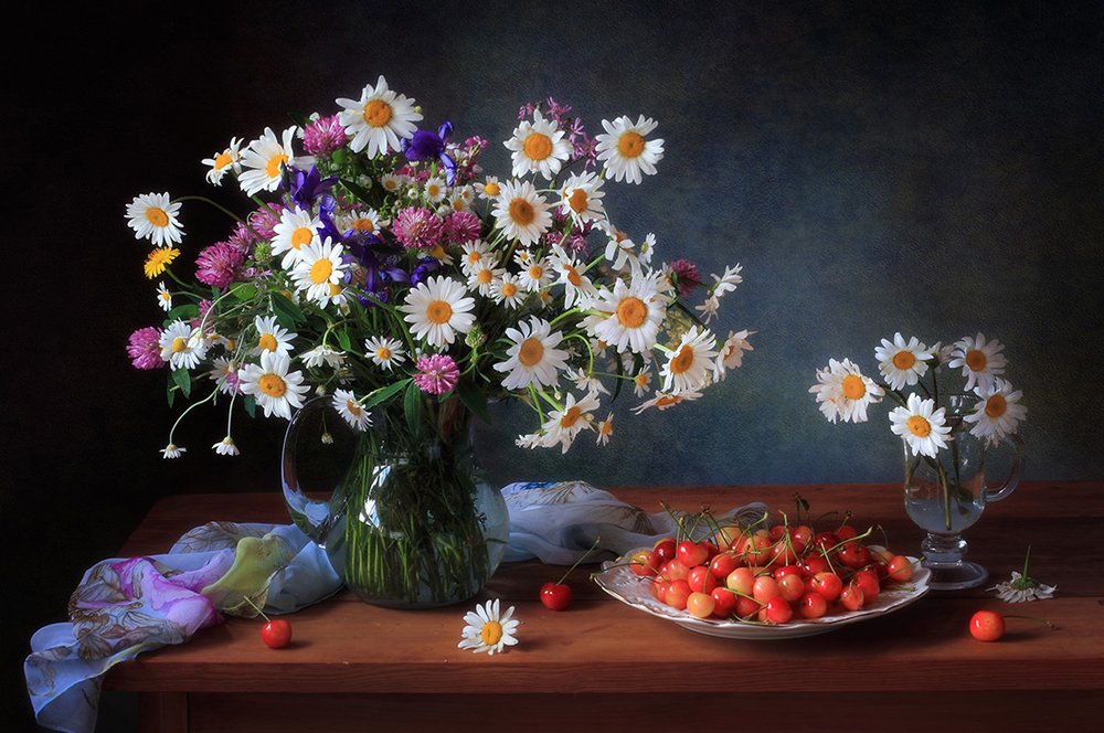 Frische Gänseblümchen und Kirschen von Tatyana Skorokhod