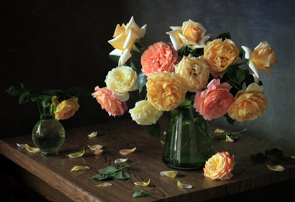 Stimmungsvolles Rosen-Stillleben von Tatyana Skorokhod