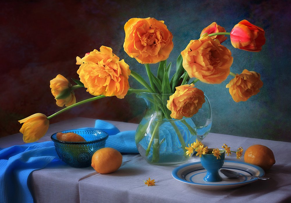 Lebendige Tulpen und Zitronen von Tatyana Skorokhod