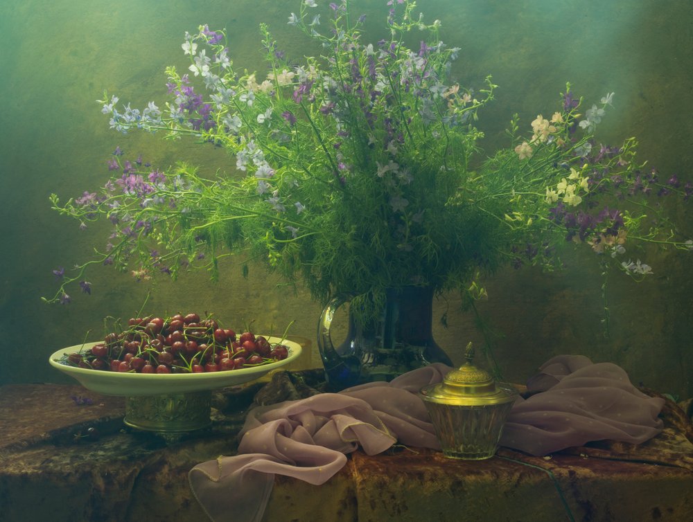 Dunkles Florales Kirsch Stillleben von UstinaGreen