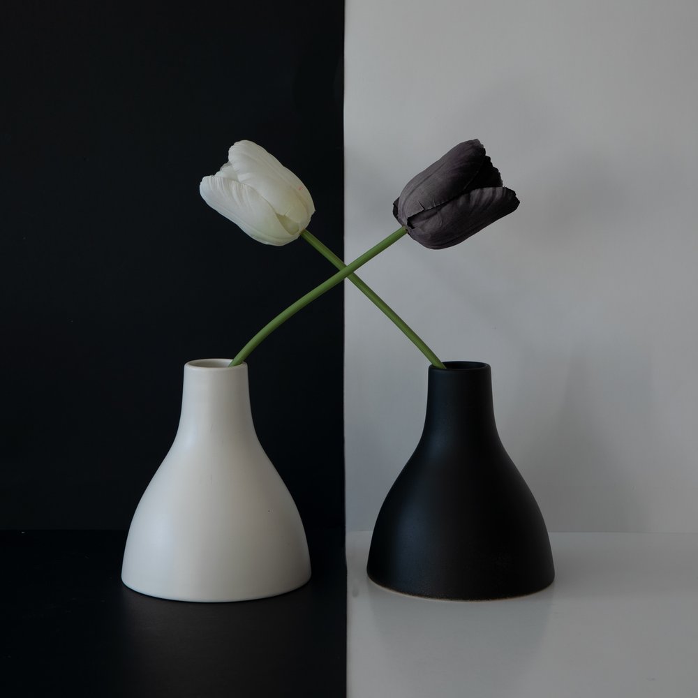 Schwarz-Weiße Tulpenbalance von Wendy Xu