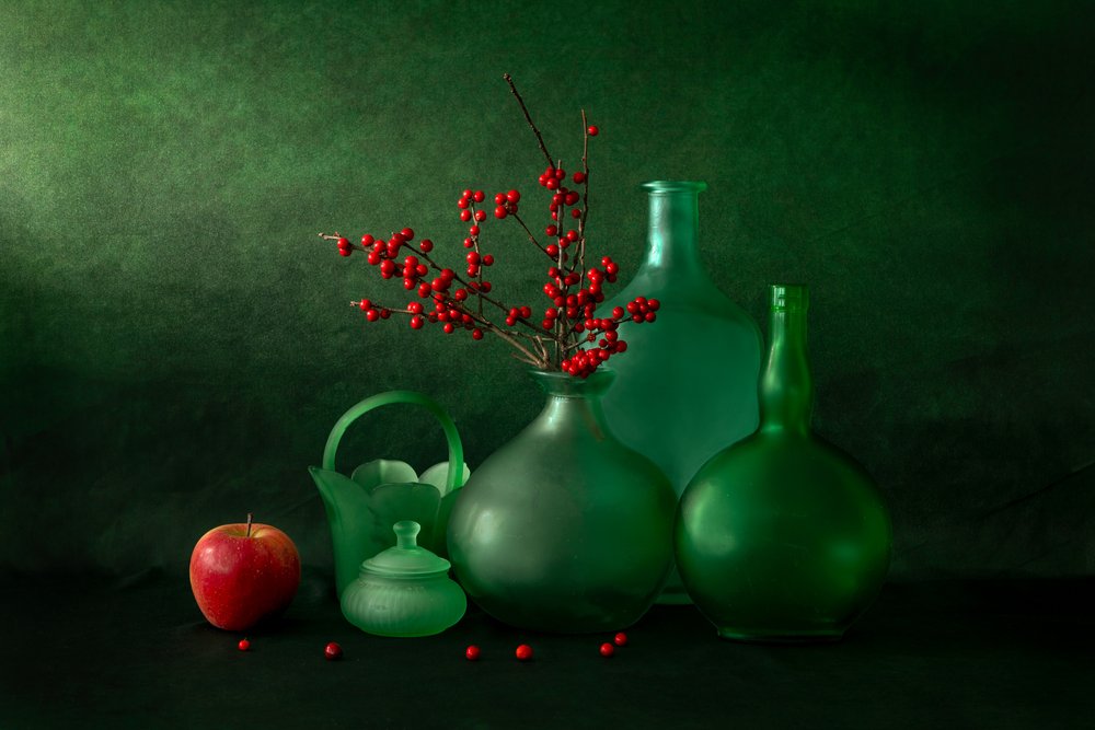 Grüne Flaschen, rote Beeren von Wendy Xu