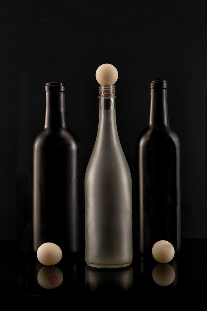 Reflektierendes Stillleben-Arrangement von Wendy Xu