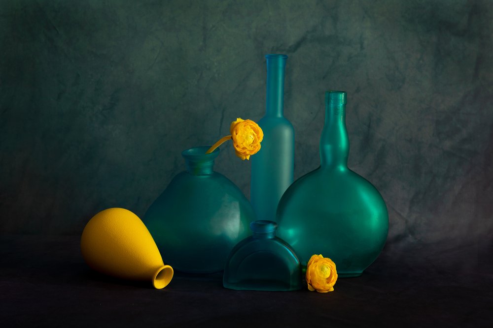 Türkise Flaschen Gelbe Blumen von Wendy Xu