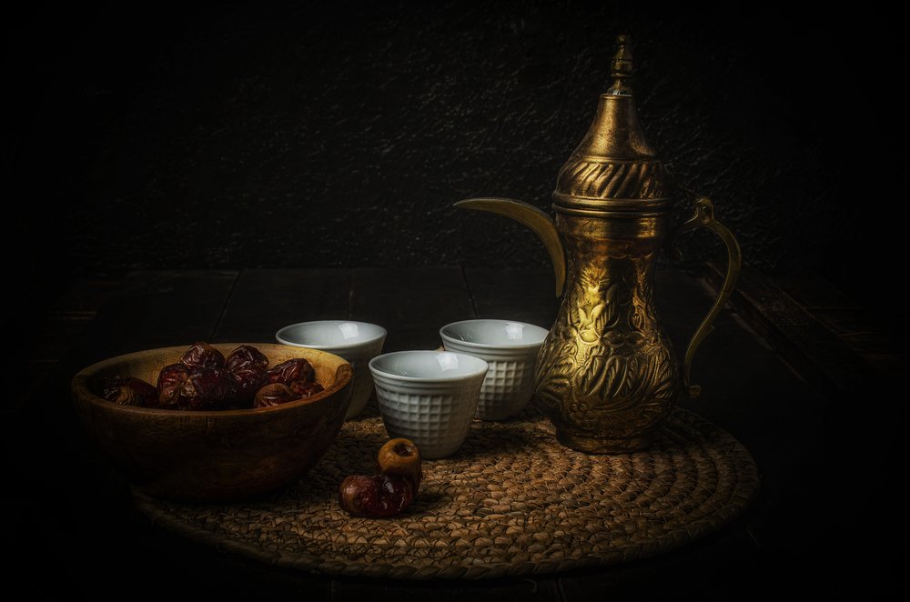 Arabischer Kaffee und Datteln von Yasmin Elsharma