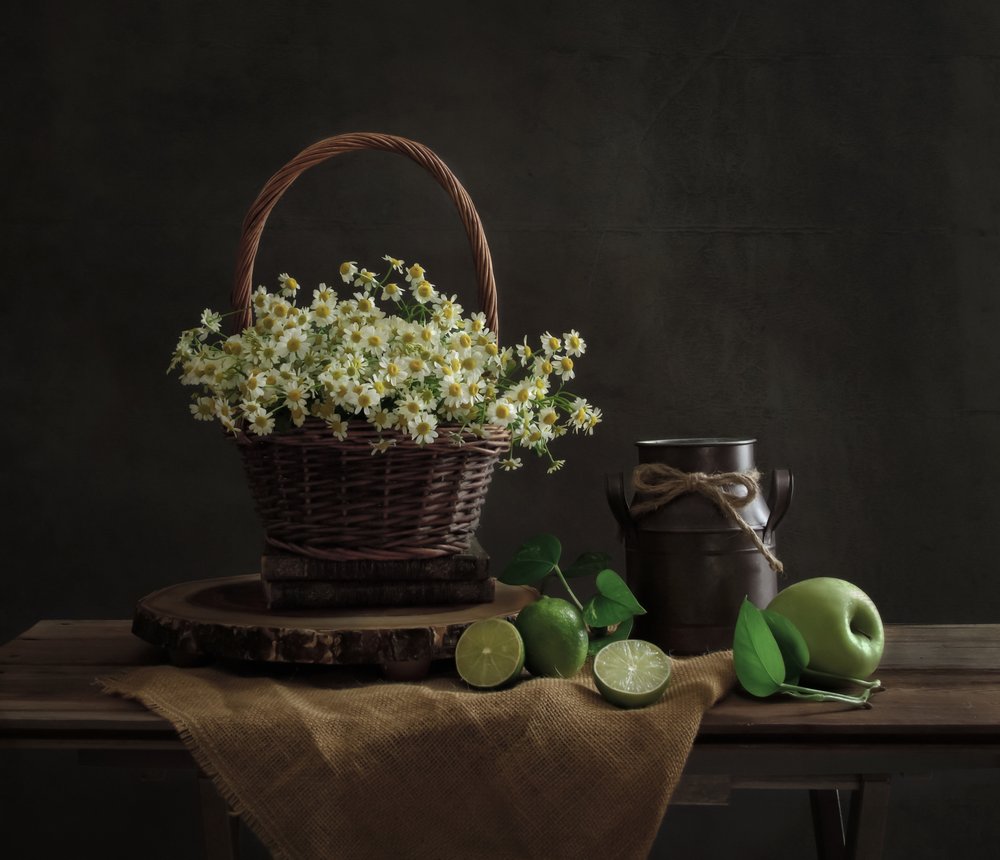 Rustikales Gänseblümchen-Stillleben von Yinan F.