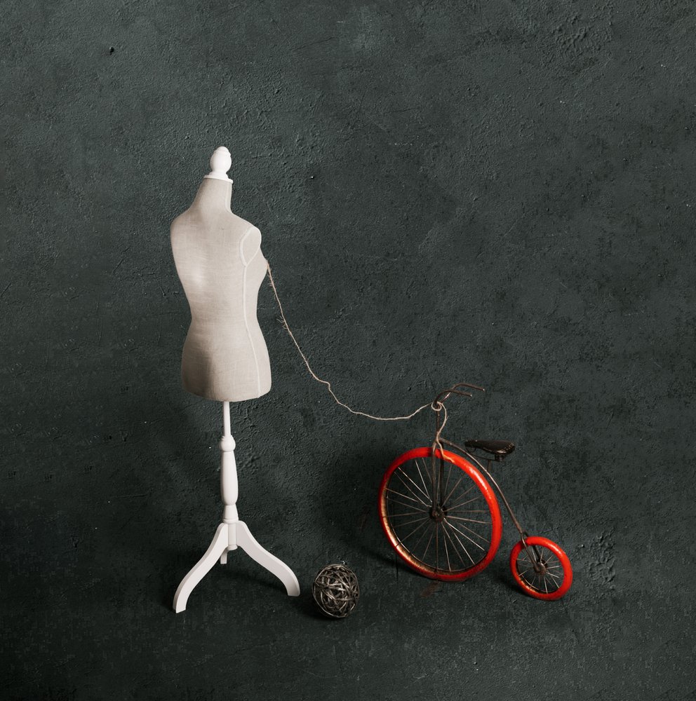 Schaufensterpuppe Rotes Fahrrad von chenyi wang
