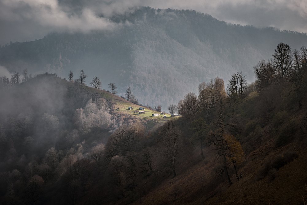 Neblige Bergserenität von nima.zadshir