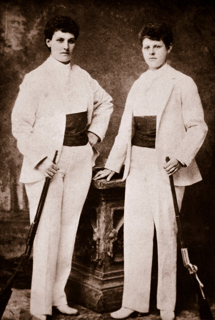Annie Oakley und ihre Schwester von American Photographer