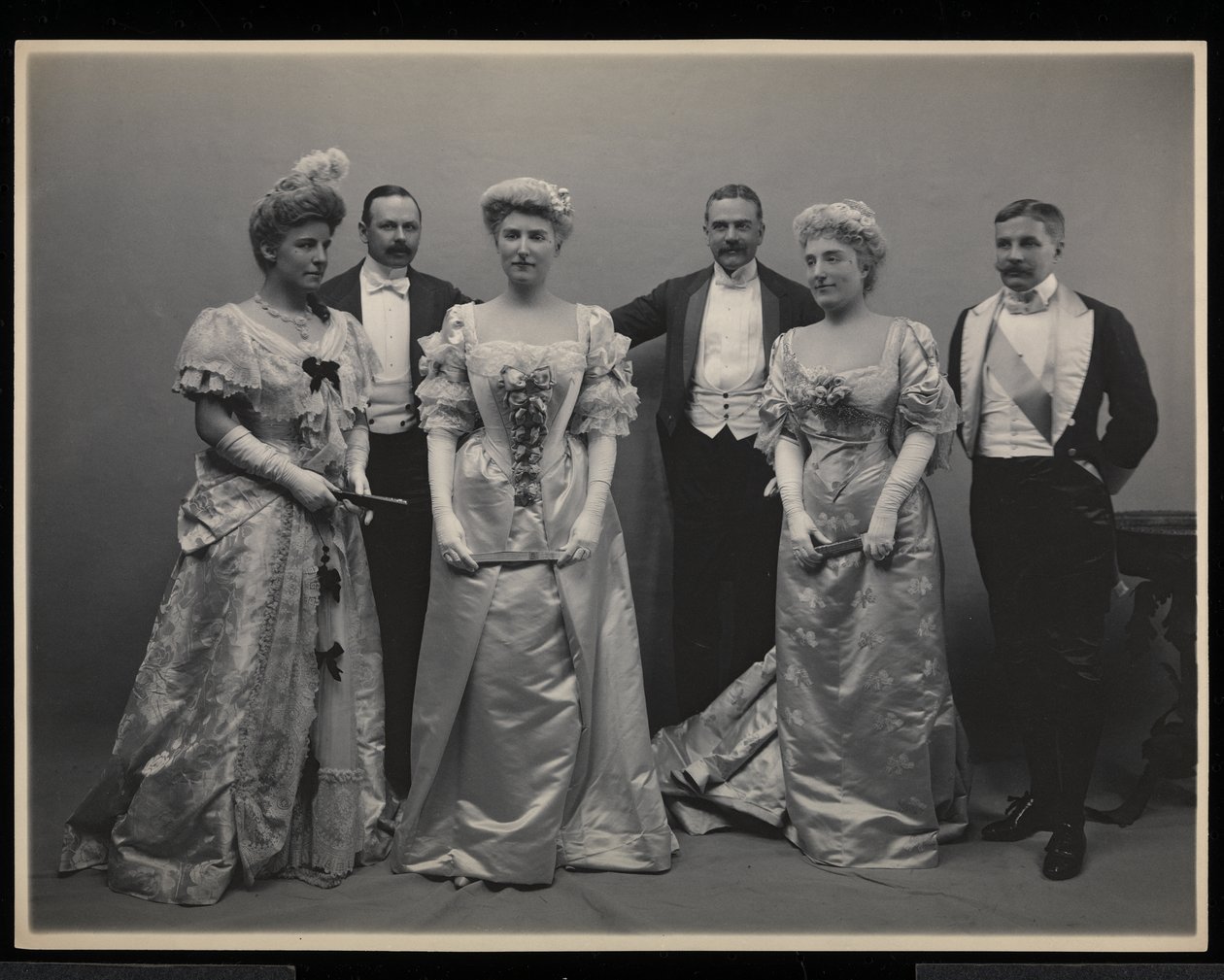 Gruppenporträt von Mrs. Douglas Robinson, Franklin Plumer, Miss Pauline Riggs, Mr. Charles Munn, Mrs. Garrick Riggs und Mr. Frederick Weeks beim James Hazen Hyde Ball, New York, 31. Januar 1905 von Byron Company