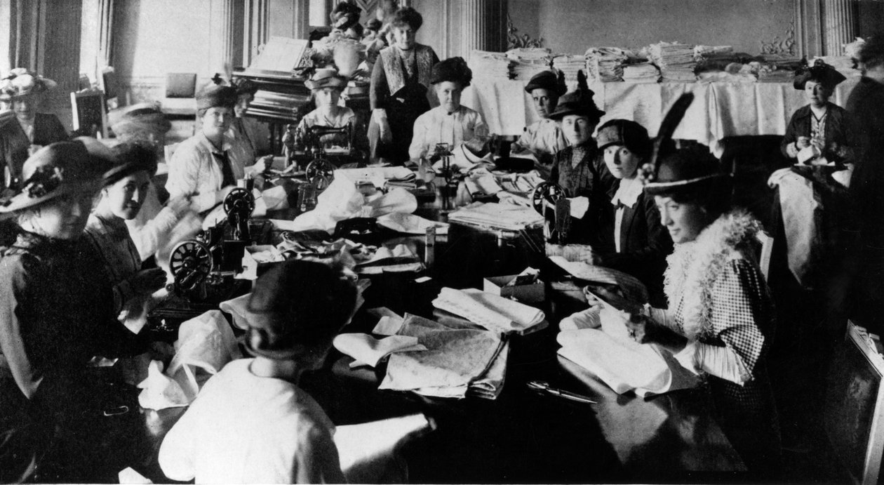 Eine Nähparty in der Botschaft in Russland während des Ersten Weltkriegs, ca. 1916 (bw Foto) von English Photographer