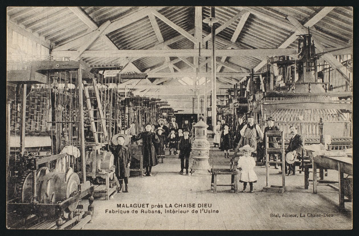 Postkarte, die eine Bänderfabrik in Malaguet, nahe La Chaise Dieu, Haute-Loire, um 1900 darstellt von French Photographer