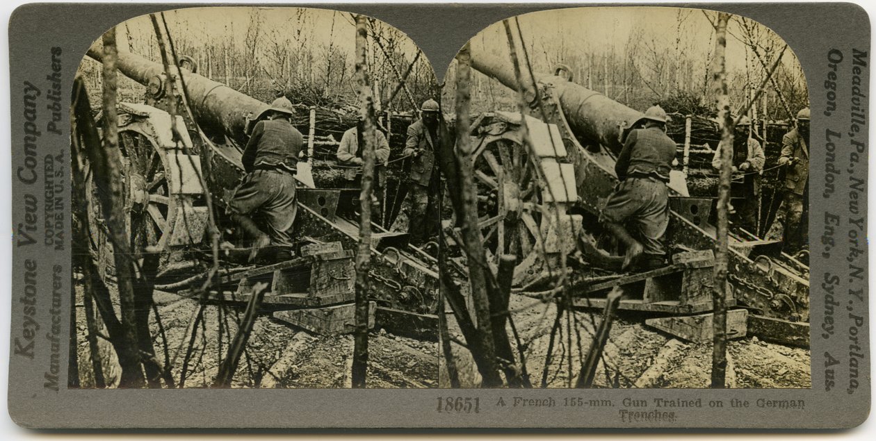 Drei uniformierte französische Soldaten arbeiten mit einer 155mm Feldartillerie von Keystone View Company