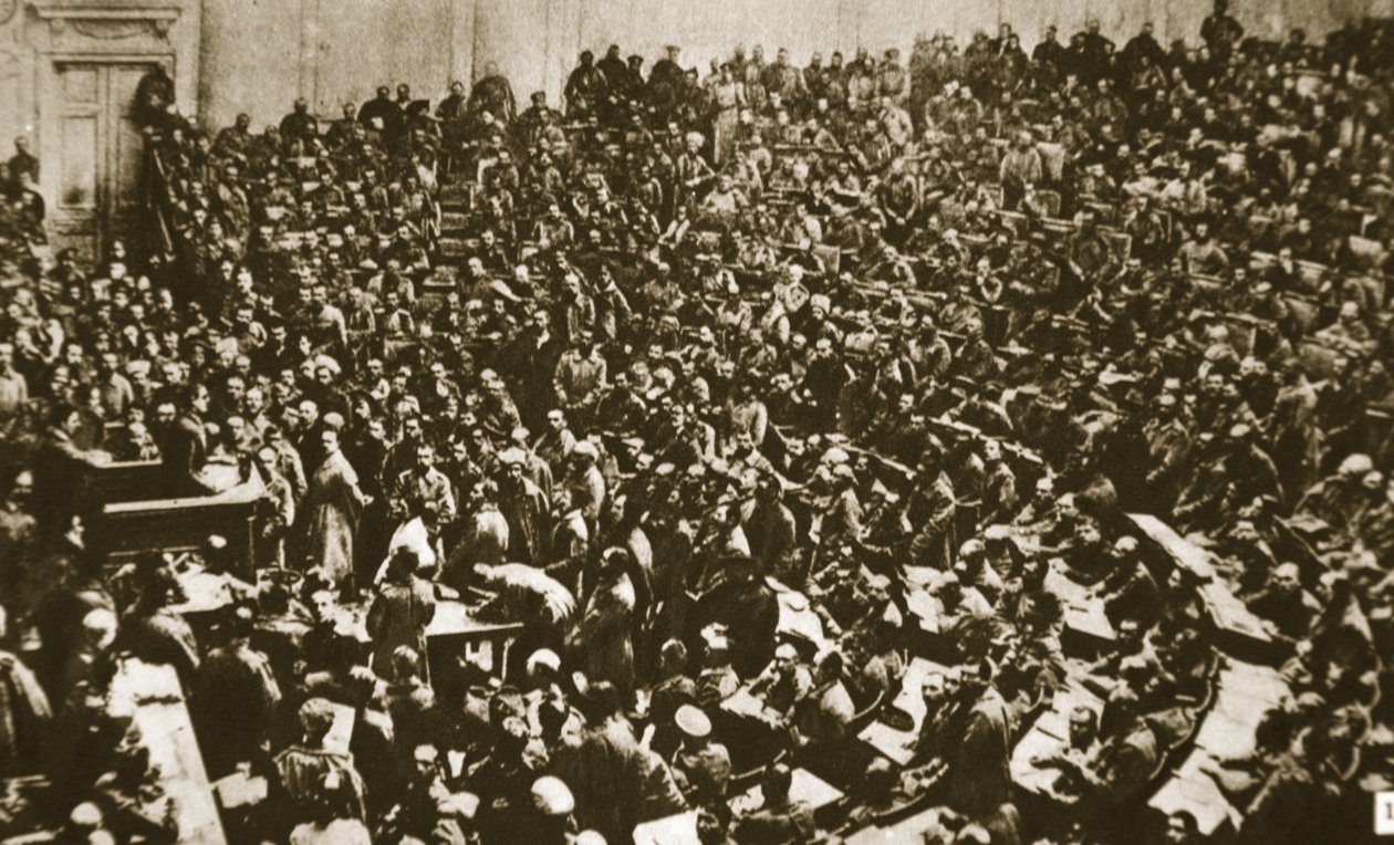 Arbeiter und Soldaten stürmen die Duma, 1917 (Sepia-Foto) von Russian Photographer