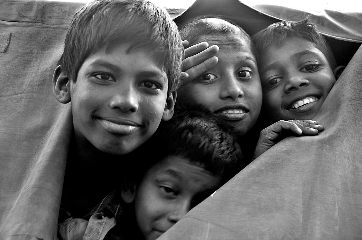 Verarmte Kinder schauen durch eine zerrissene Plane eines Polizeiwagens in Dhaka, Bangladesch. 26. November 2006 von Unknown