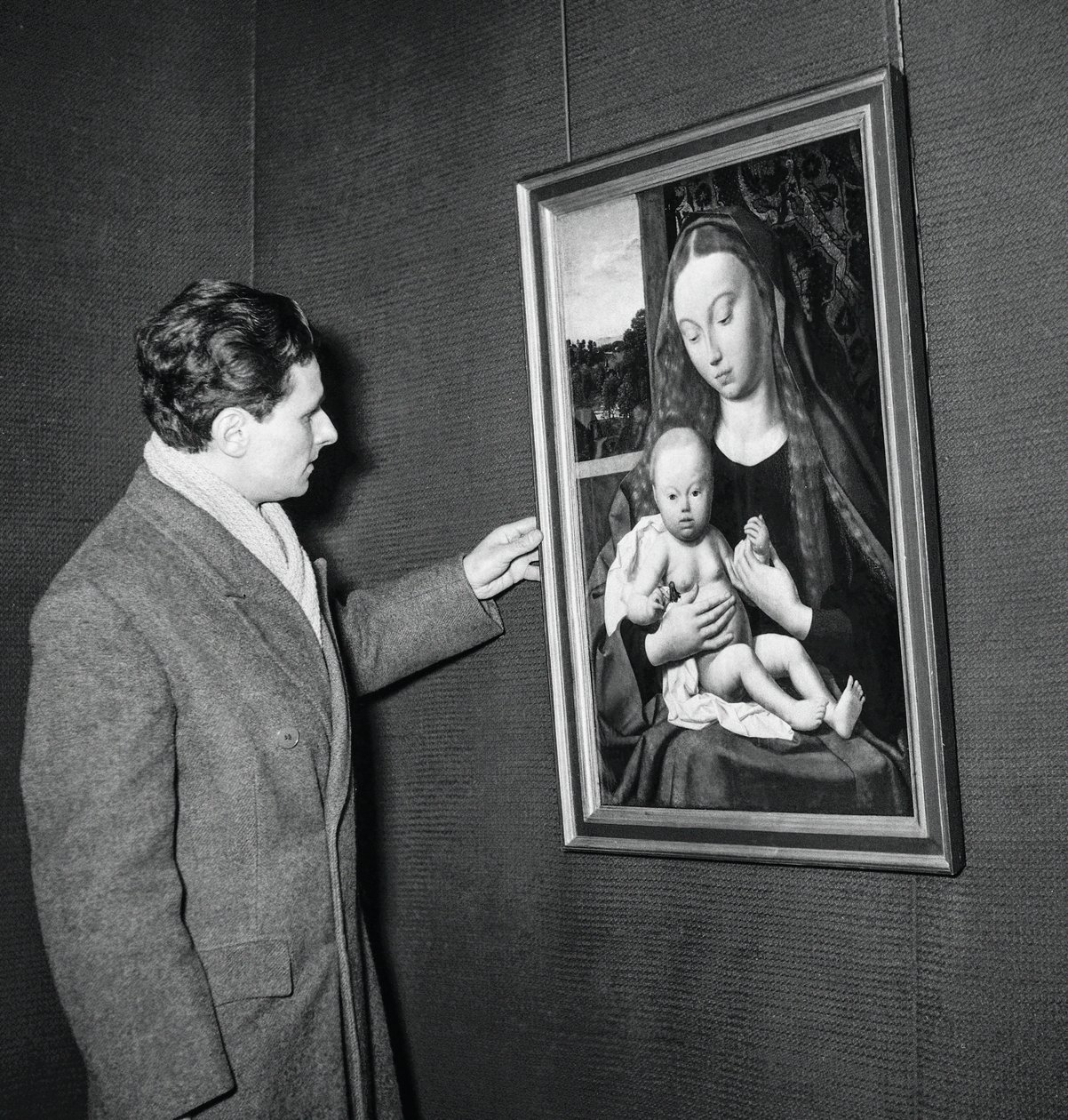 Ausstellung von Meisterwerken aus Berliner Museen im Petit Palais, Paris, 31. Januar 1951: Hier die Leinwand Die Jungfrau und das Kind von Gerard de Saint-Jean von Unknown