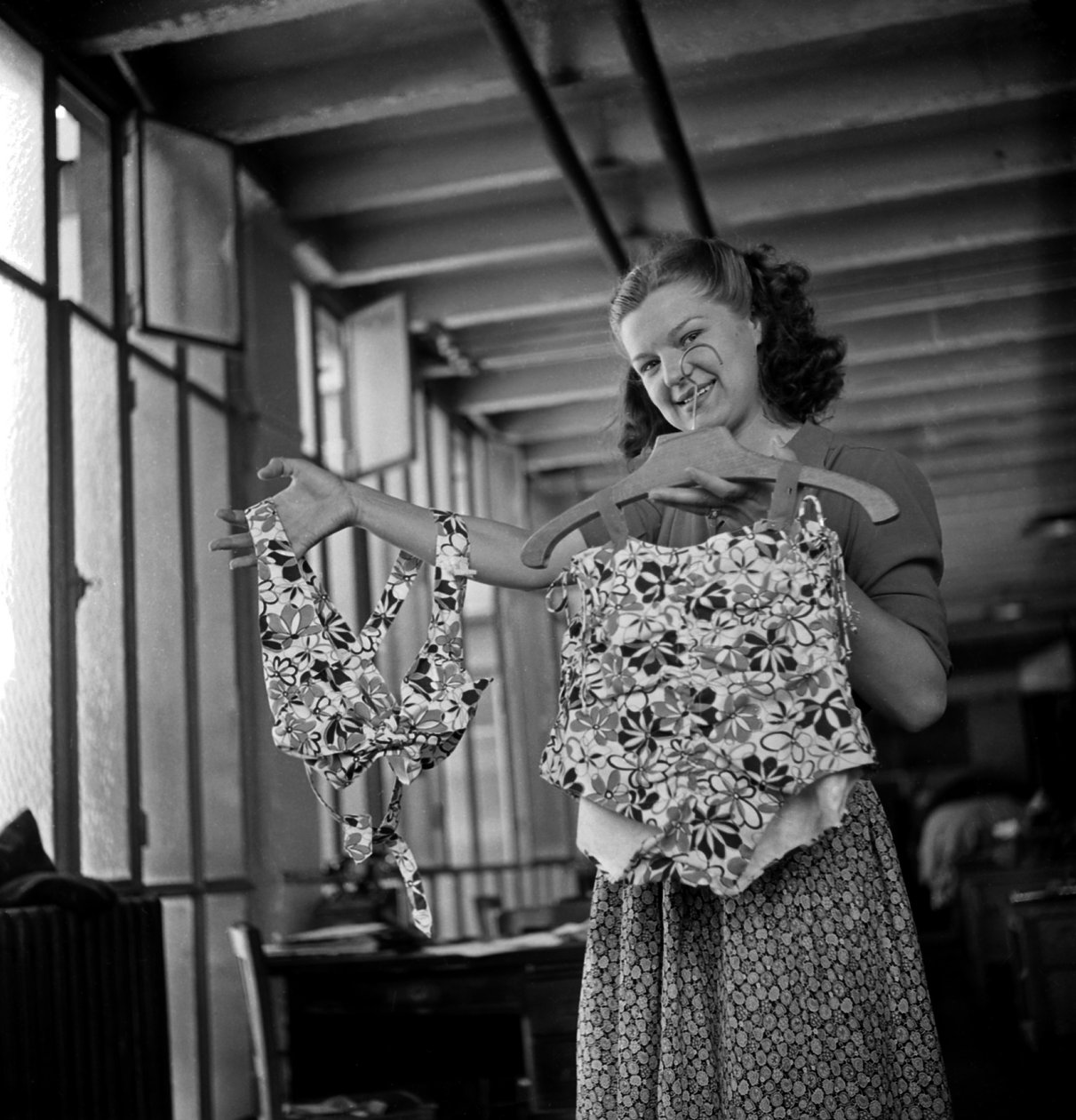 Herstellung von Kleidung (ihr Badeanzug) mit Leinwand, Paris, um 1947 von Unknown