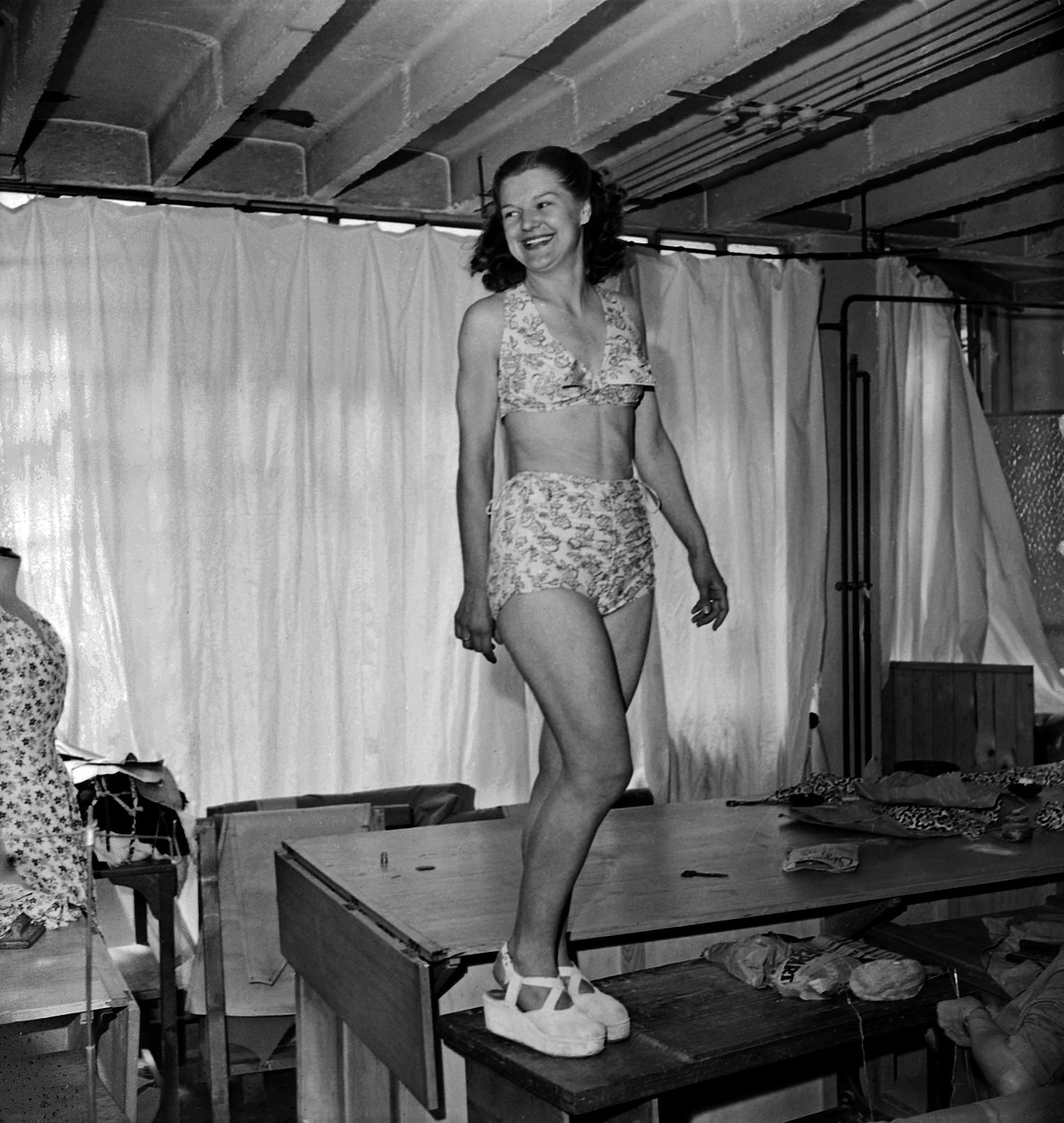 Herstellung von Kleidung (hier Badeanzug) mit Leinwand, Paris, um 1947 von Unknown