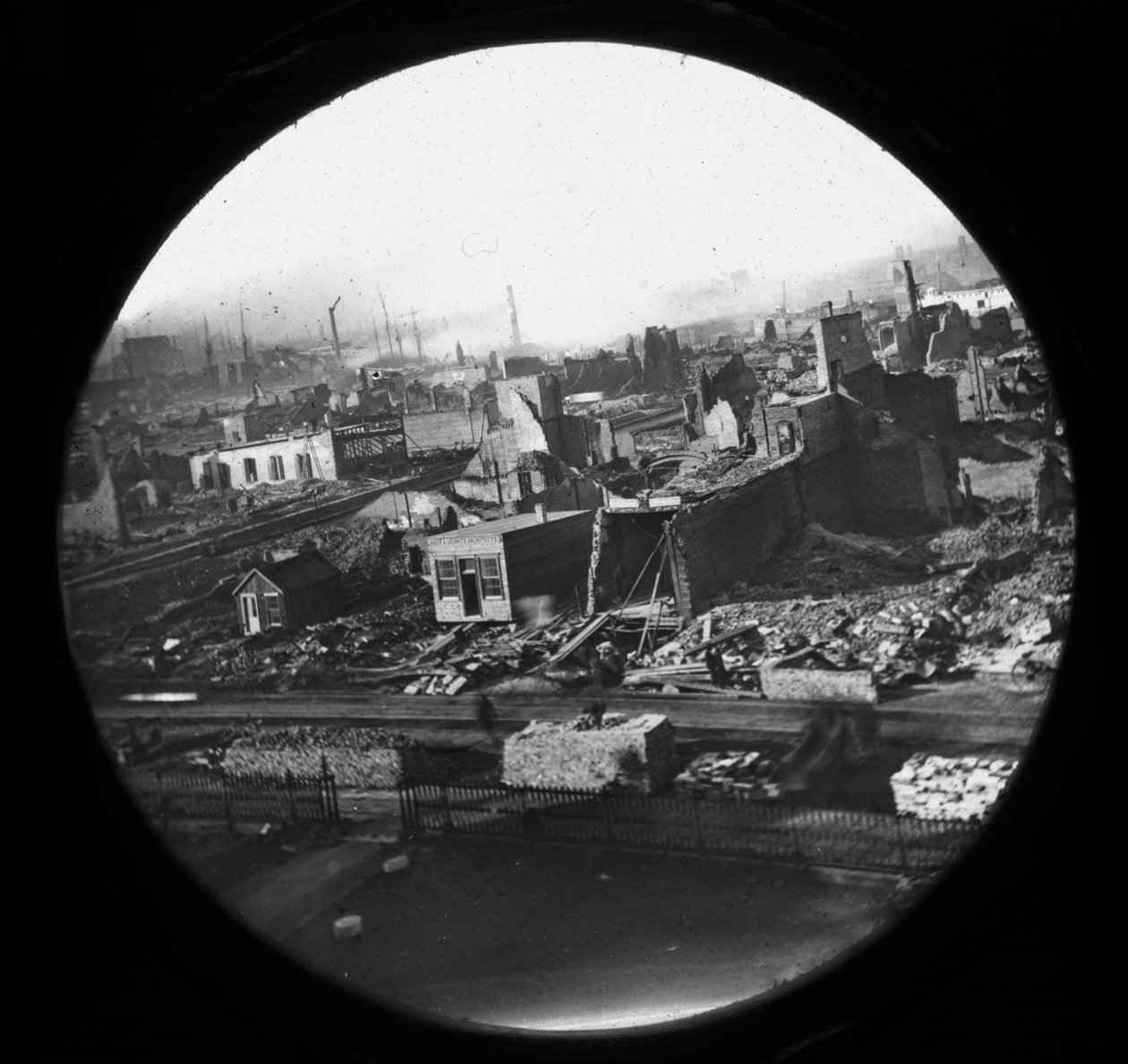 Nordwestansicht vom Gerichtsgebäude nach dem Chicagoer Brand von 1871 von American Photographer