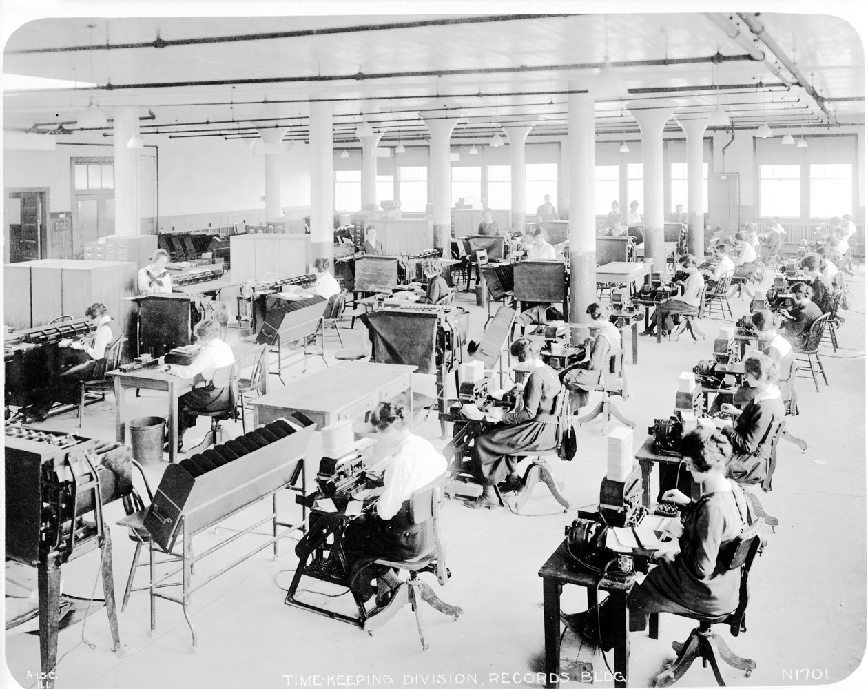 Die Zeitmessungsabteilung in den Hog Island Werften in Philadelphia, 1918 von American Photographer