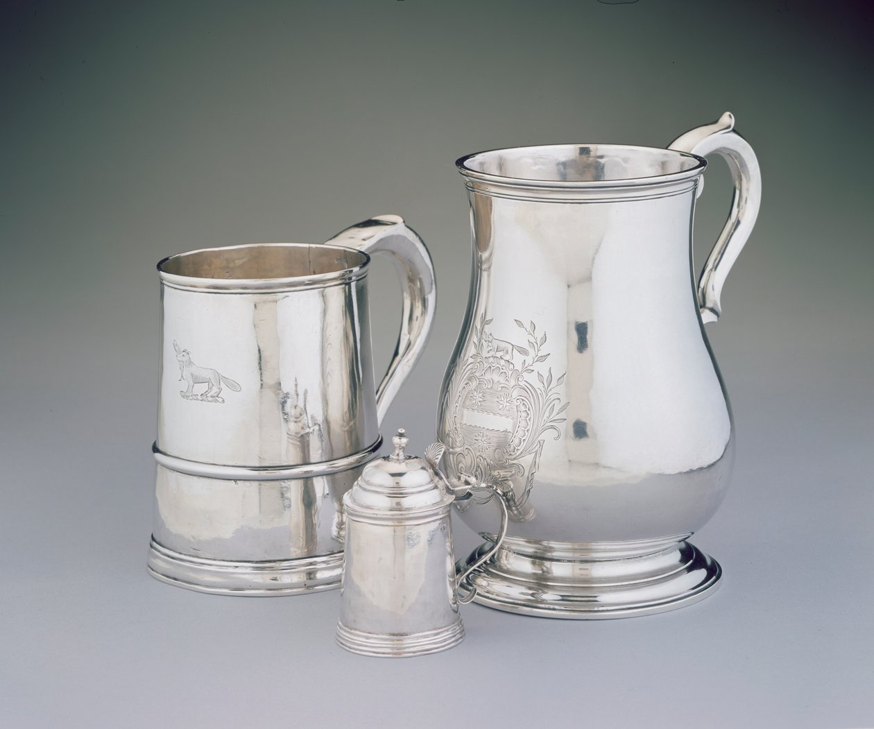 LtoR: Becher, 1725-35 von John Burt (1692-174546) Miniaturkrug, ca. 1757 von Samuel Edwards (1705-62) und Kanne, ca. 1760 von Benjamin Burt (1729-1805) aus Boston, Massachusetts von American School