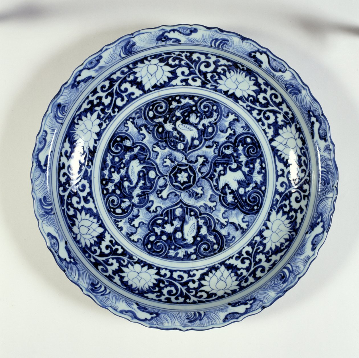 Teller mit blau-weißer Dekoration, 1325-55 von Chinese School