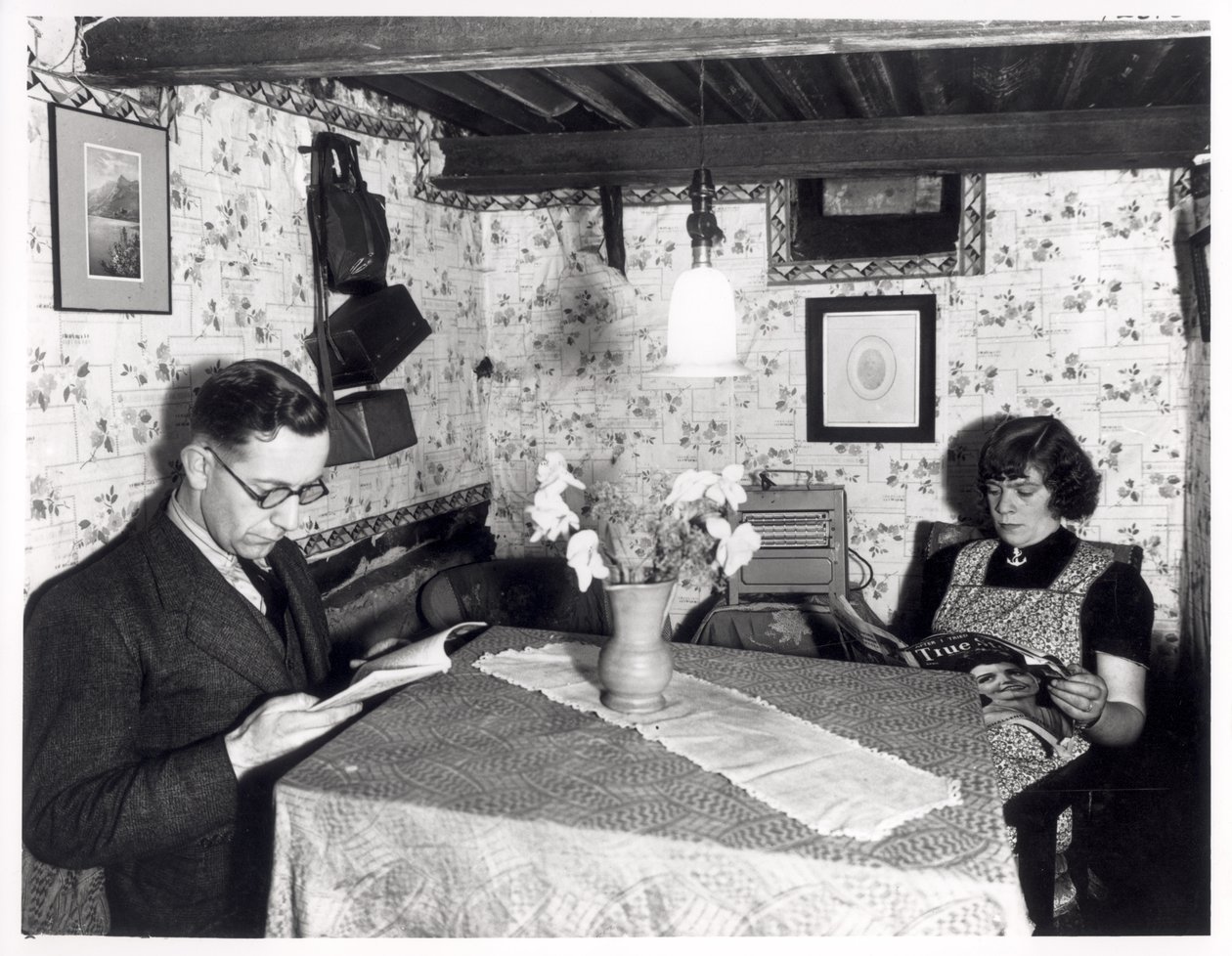 Ein Paar in einem Luftschutzbunker, 11 Cardigan Avenue, Leeds, 15. Oktober 1940 von English Photographer
