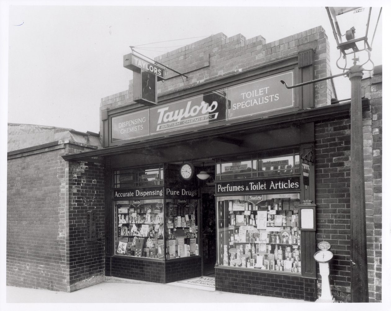 Taylors Chemists, Burley Road, Leeds, 20. April 1936 von English Photographer