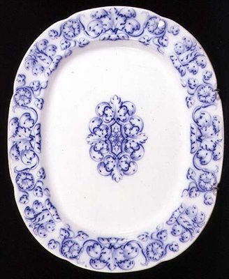 Albertoli-Muster Staffordshire-Teller, ca. 1860 (Keramik) von English School