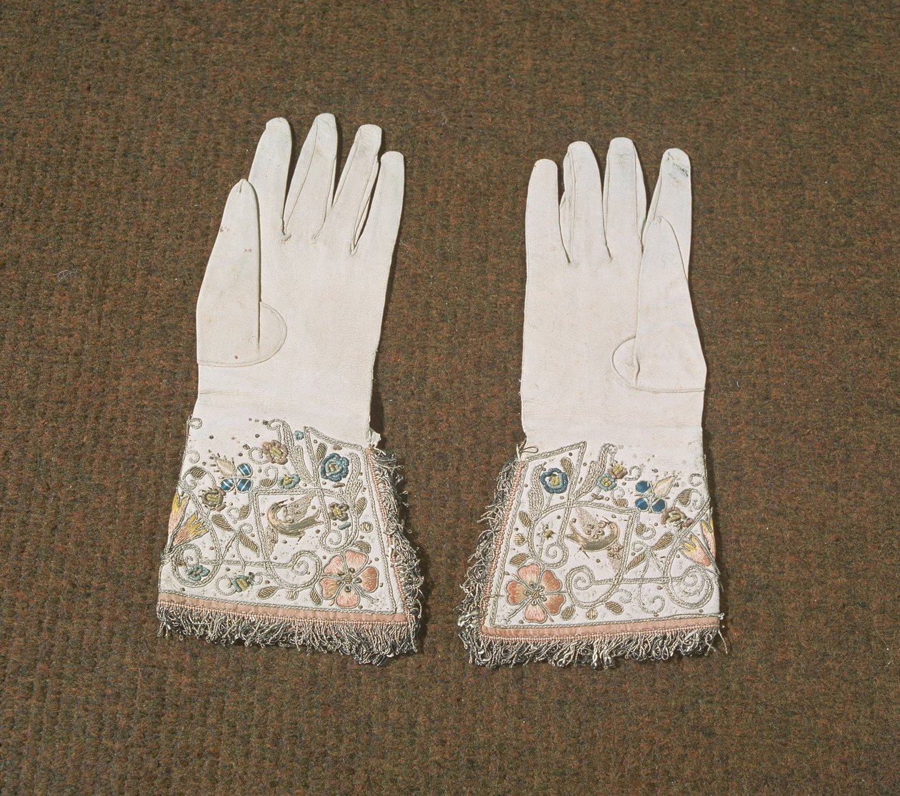 Paar Damenhandschuhe mit Metall- und Seidenfäden bestickt von English School