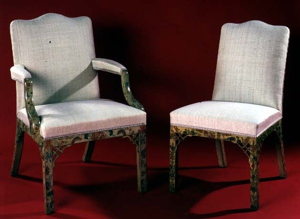 Teil eines Sets von Sesseln und Stühlen mit bemalten Chinoiserie-Stützen, um 1760 von English School