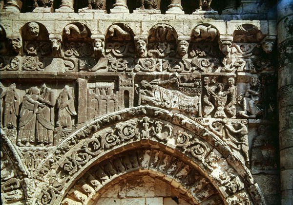 Detail der Westfassade, Darstellung der Heimsuchung, der Geburt Christi und des Bades Jesu von French School