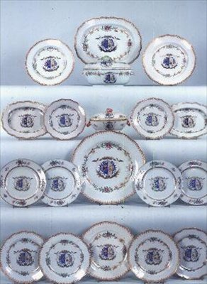Famille Rose Wappen-Teildienst für den französischen Markt mit den Armen von Garnier de Fourgeray von French School