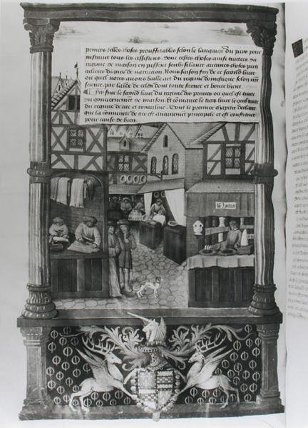 Eine Straße mit Geschäften und dem Wappen von Robert Stuart, Marechal d